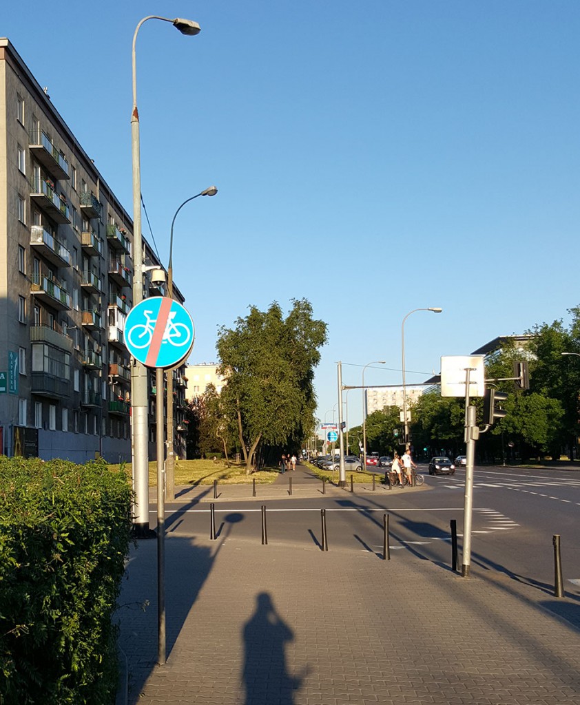 Cykelbanan slutar. Den skarpögde kan se att den börjar igen på andra sidan korsningen.